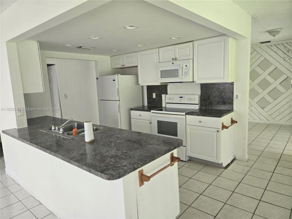 Recently Rented: $3,350 (3 beds, 2 baths, 1921 Square Feet)