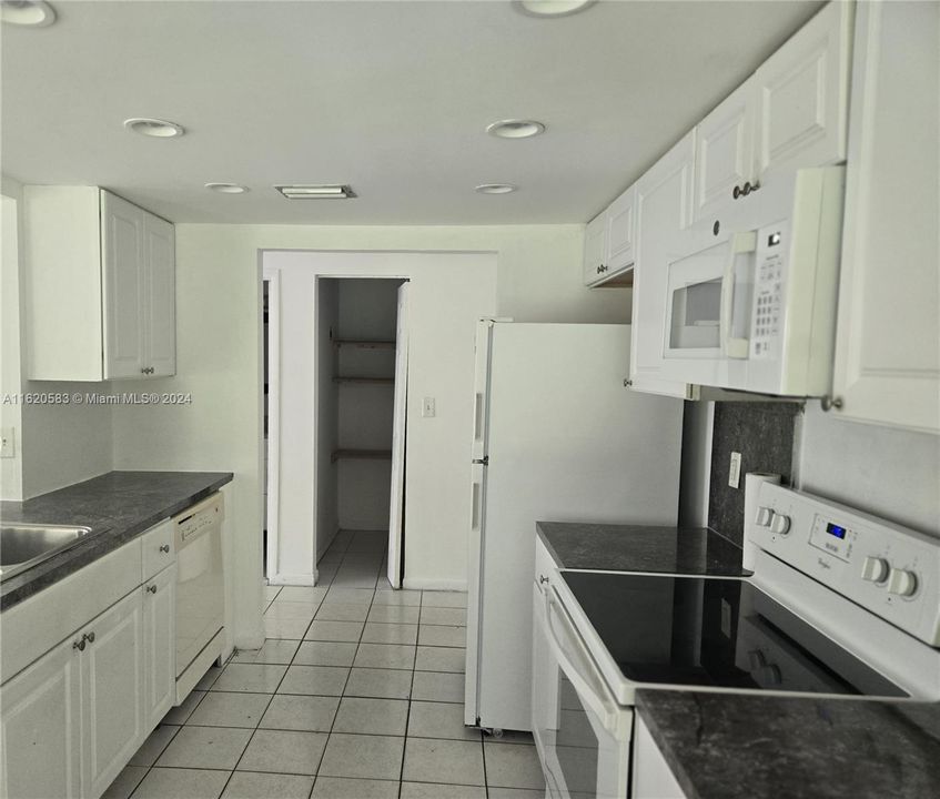 Recently Rented: $3,350 (3 beds, 2 baths, 1921 Square Feet)