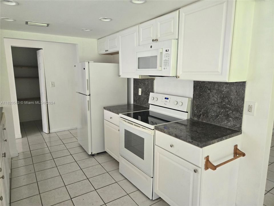 Recently Rented: $3,350 (3 beds, 2 baths, 1921 Square Feet)