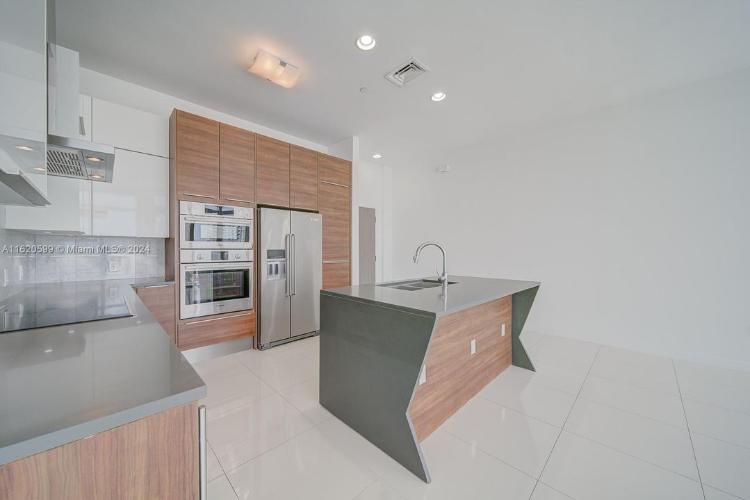 For Sale: $1,299,000 (2 beds, 2 baths, 1369 Square Feet)
