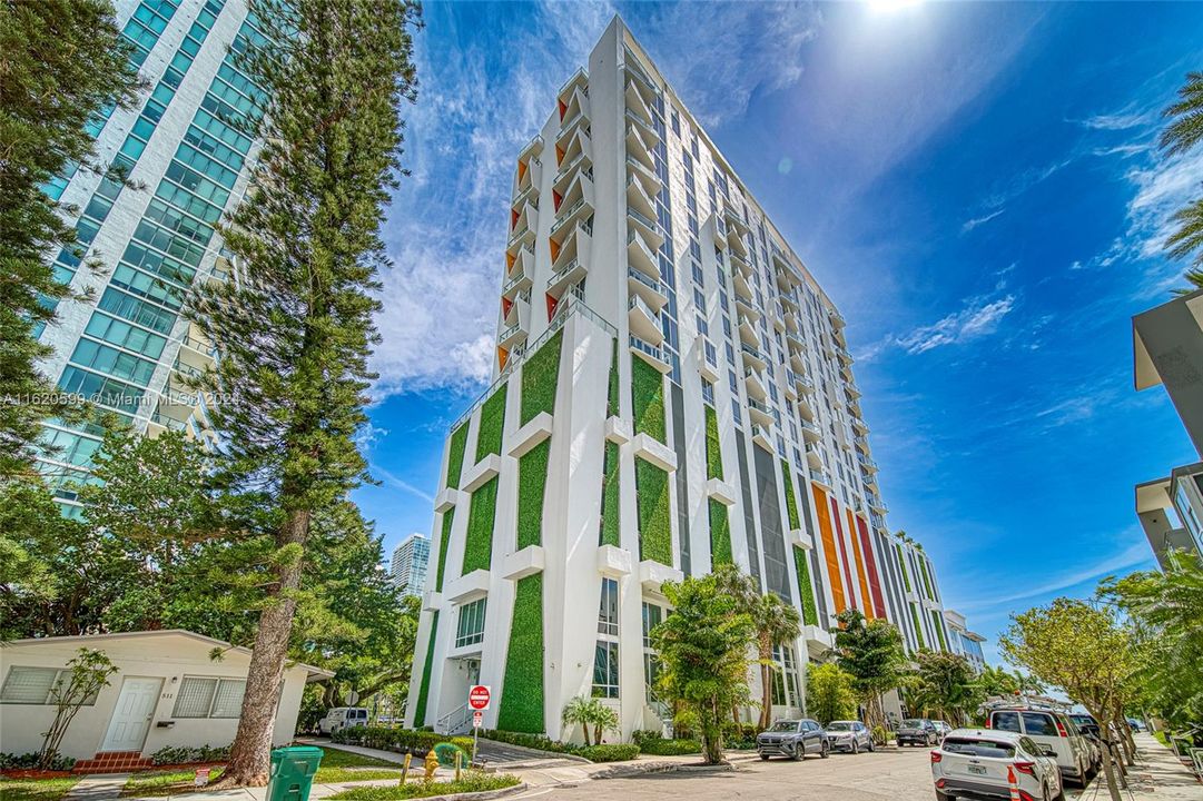 For Sale: $1,299,000 (2 beds, 2 baths, 1369 Square Feet)