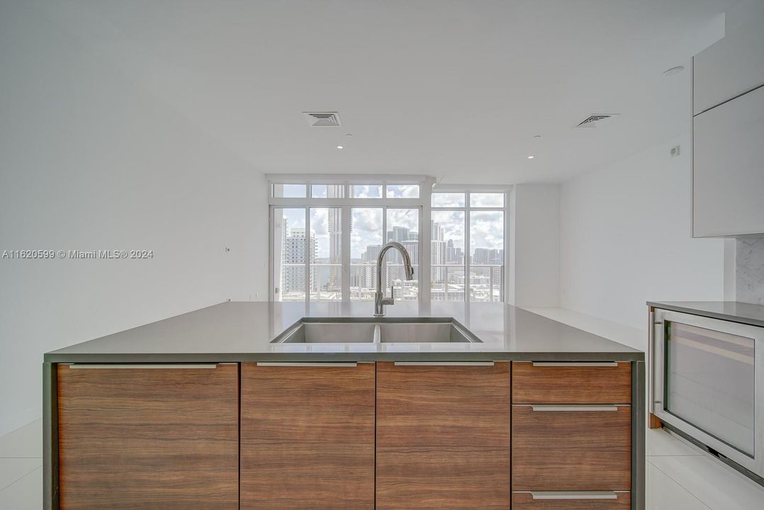 For Sale: $1,299,000 (2 beds, 2 baths, 1369 Square Feet)