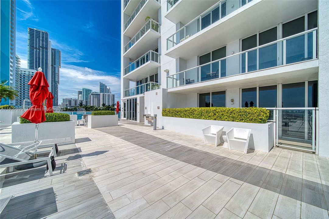 For Sale: $1,299,000 (2 beds, 2 baths, 1369 Square Feet)