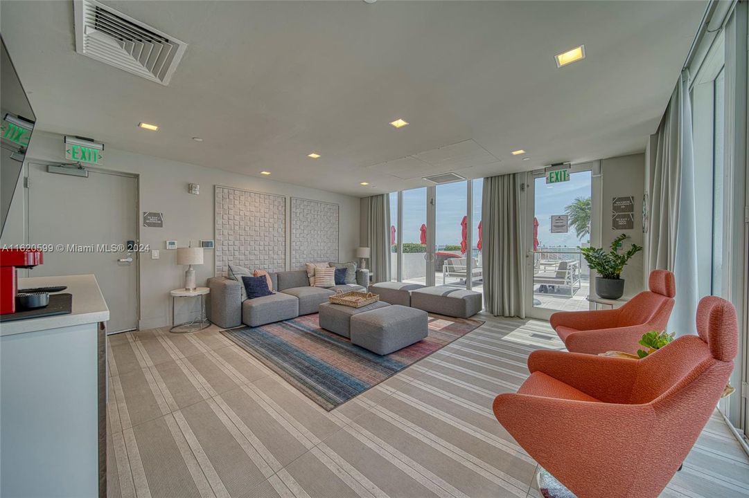 For Sale: $1,299,000 (2 beds, 2 baths, 1369 Square Feet)