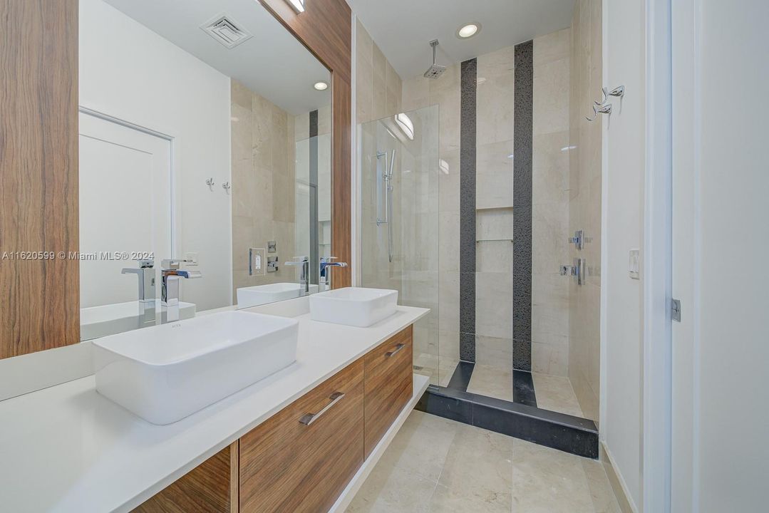 For Sale: $1,299,000 (2 beds, 2 baths, 1369 Square Feet)