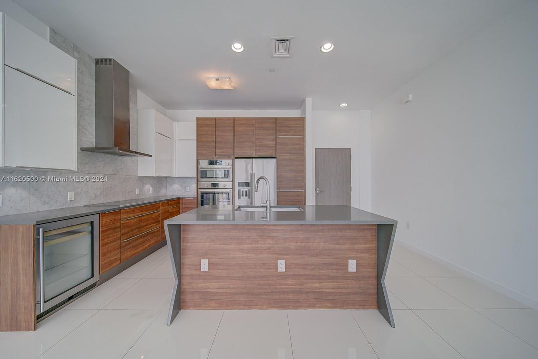 For Sale: $1,299,000 (2 beds, 2 baths, 1369 Square Feet)