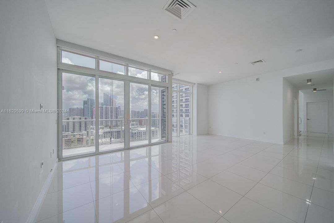 For Sale: $1,299,000 (2 beds, 2 baths, 1369 Square Feet)