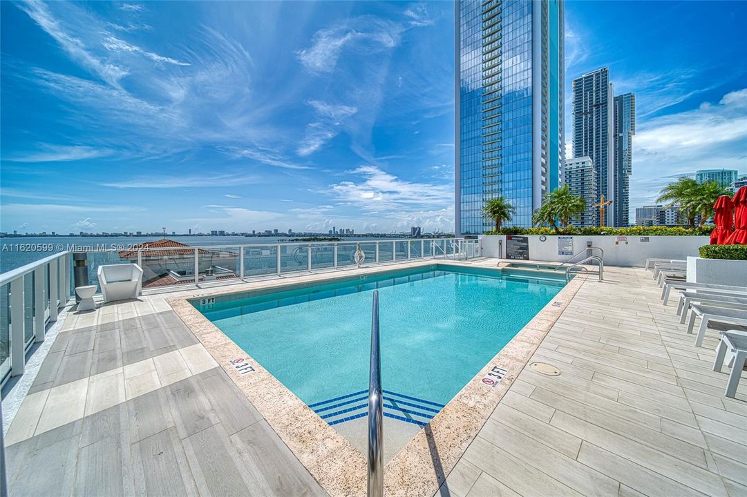 For Sale: $1,299,000 (2 beds, 2 baths, 1369 Square Feet)