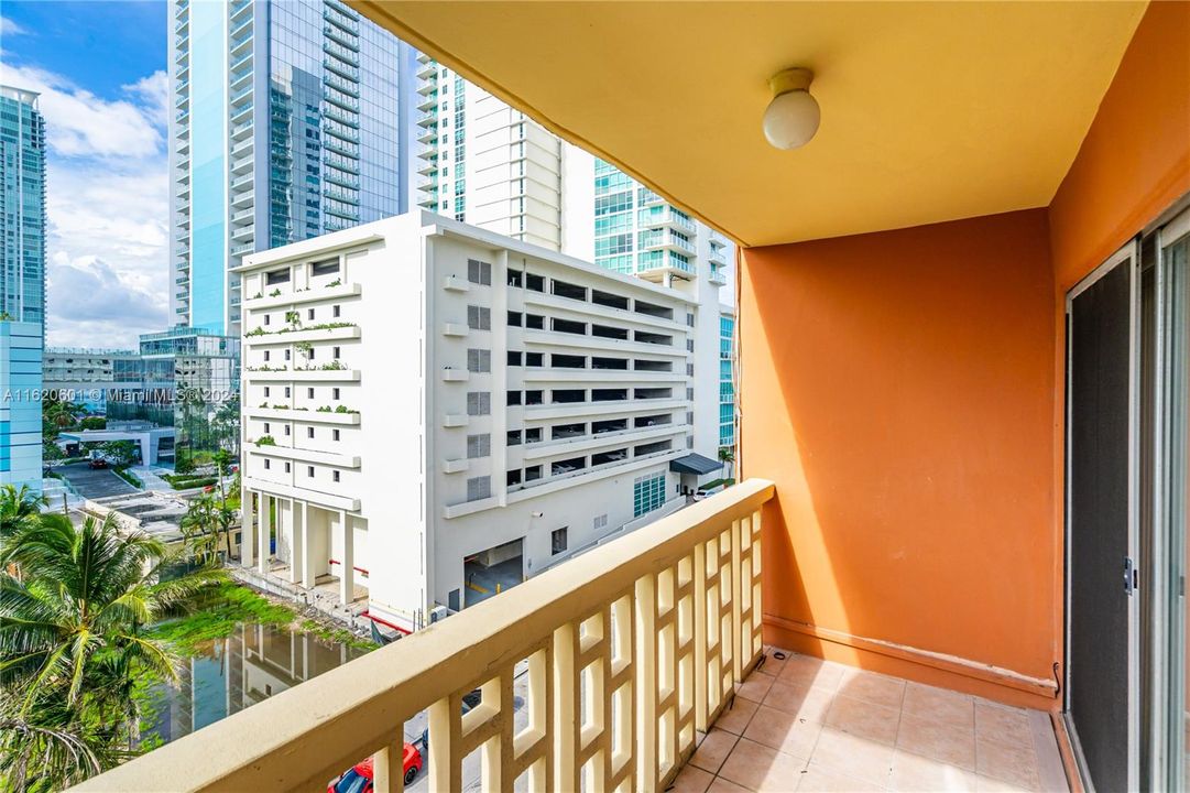 Active With Contract: $2,100 (1 beds, 1 baths, 728 Square Feet)