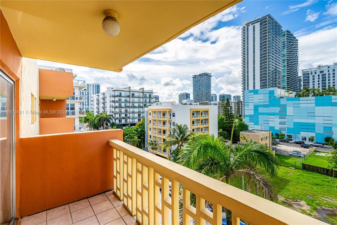 Active With Contract: $2,100 (1 beds, 1 baths, 728 Square Feet)