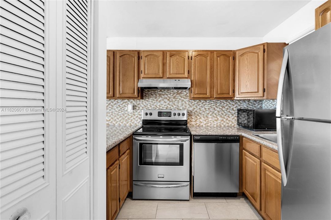 Active With Contract: $2,100 (1 beds, 1 baths, 728 Square Feet)