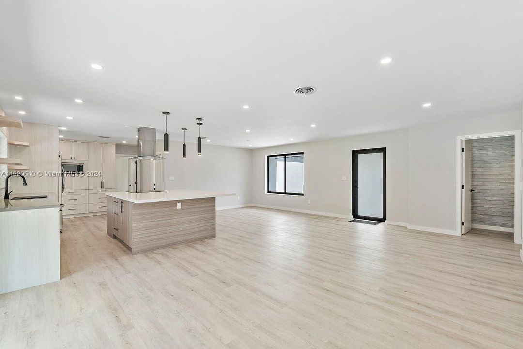 Recently Rented: $5,600 (4 beds, 3 baths, 1726 Square Feet)