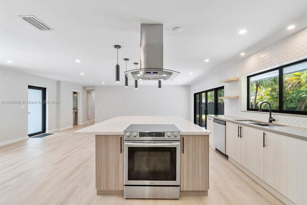 Recently Rented: $5,600 (4 beds, 3 baths, 1726 Square Feet)