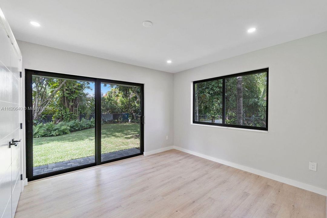 2 ensuite bedrooms (total of 4 bedrooms, 3 full baths + 1 powder room)