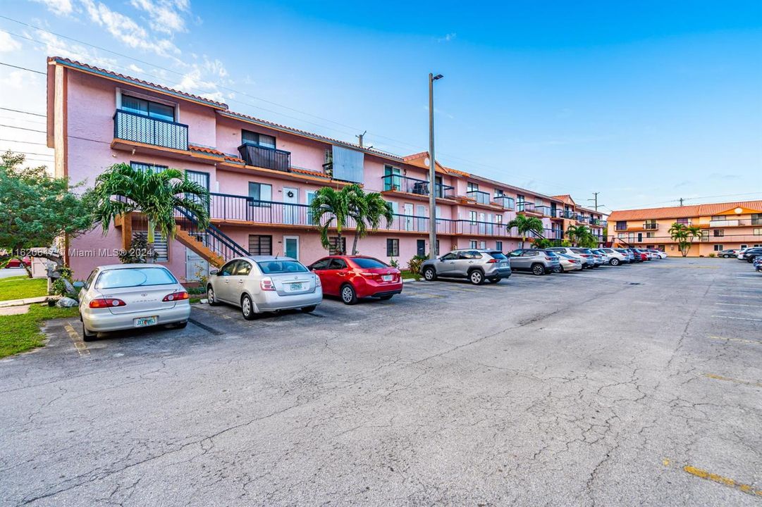 Active With Contract: $2,300 (2 beds, 1 baths, 1056 Square Feet)