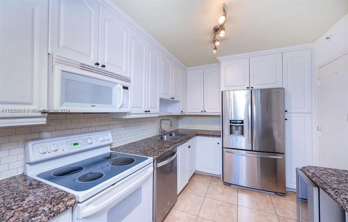 For Sale: $1,150,000 (2 beds, 2 baths, 1260 Square Feet)