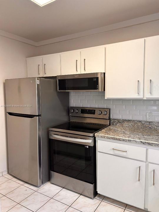 Active With Contract: $300,000 (1 beds, 1 baths, 900 Square Feet)