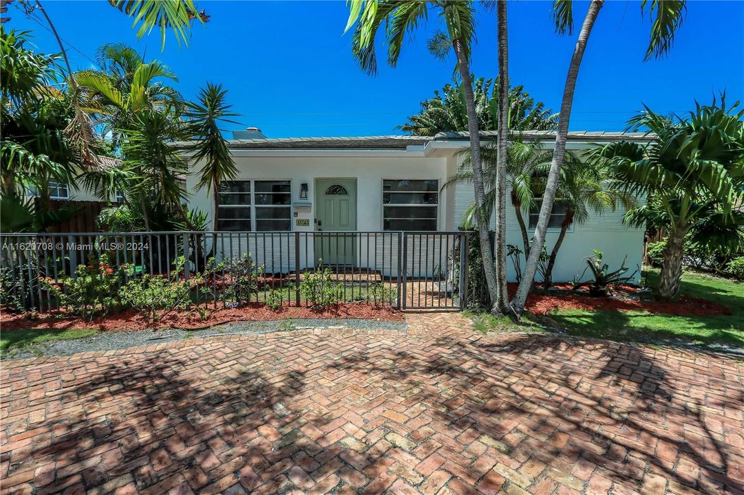 Recently Sold: $699,000 (3 beds, 2 baths, 1585 Square Feet)