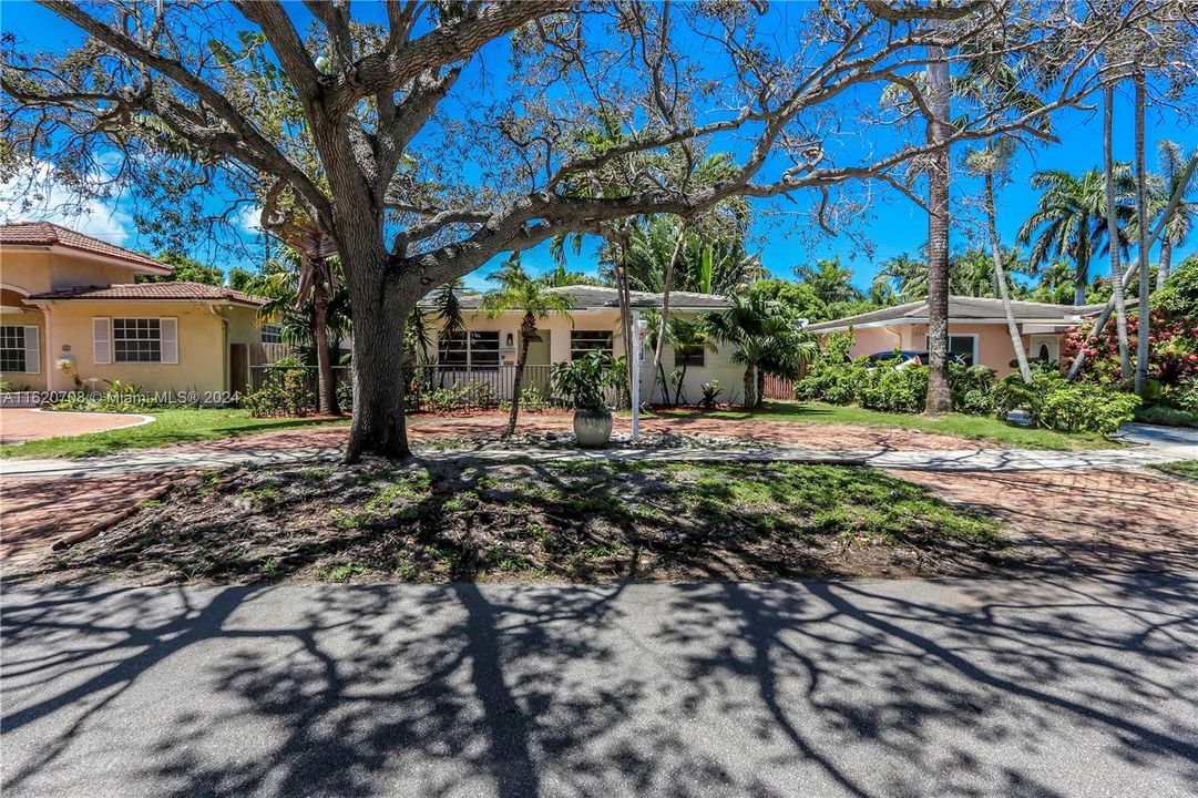 Recently Sold: $699,000 (3 beds, 2 baths, 1585 Square Feet)