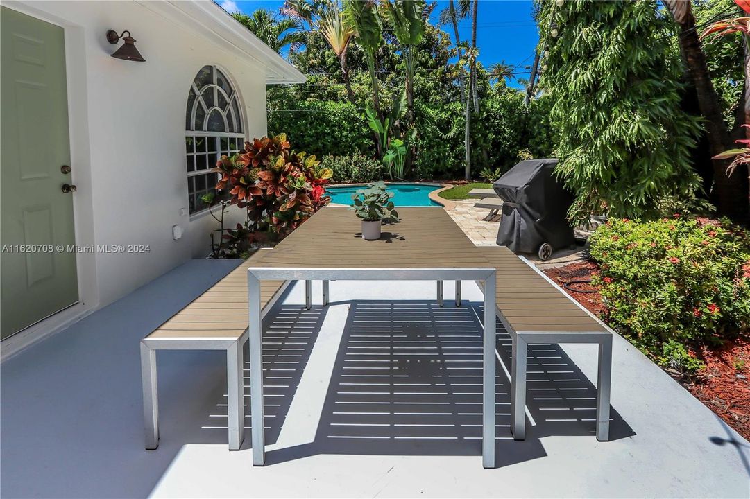 Recently Sold: $699,000 (3 beds, 2 baths, 1585 Square Feet)