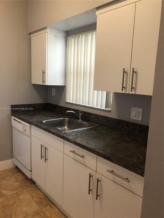 For Rent: $1,800 (1 beds, 1 baths, 605 Square Feet)