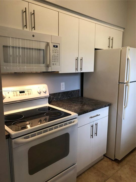 For Rent: $1,800 (1 beds, 1 baths, 605 Square Feet)