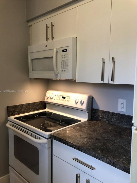 For Rent: $1,800 (1 beds, 1 baths, 605 Square Feet)