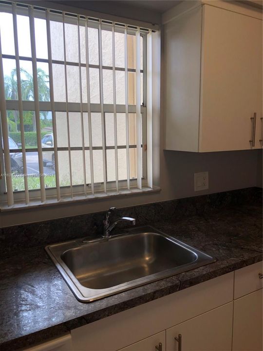 For Rent: $1,800 (1 beds, 1 baths, 605 Square Feet)