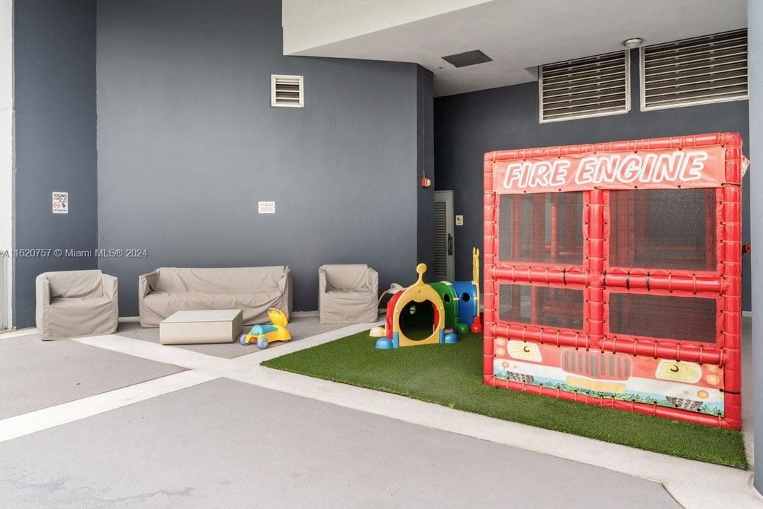 Recently Sold: $440,000 (1 beds, 1 baths, 795 Square Feet)