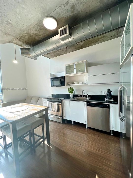 Recently Sold: $440,000 (1 beds, 1 baths, 795 Square Feet)