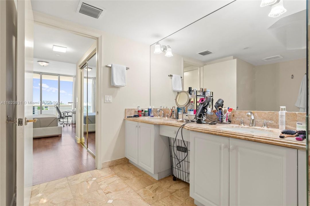 For Sale: $915,000 (1 beds, 2 baths, 1260 Square Feet)