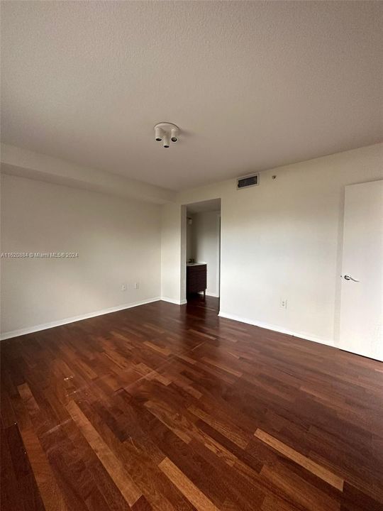 For Sale: $315,000 (1 beds, 2 baths, 882 Square Feet)