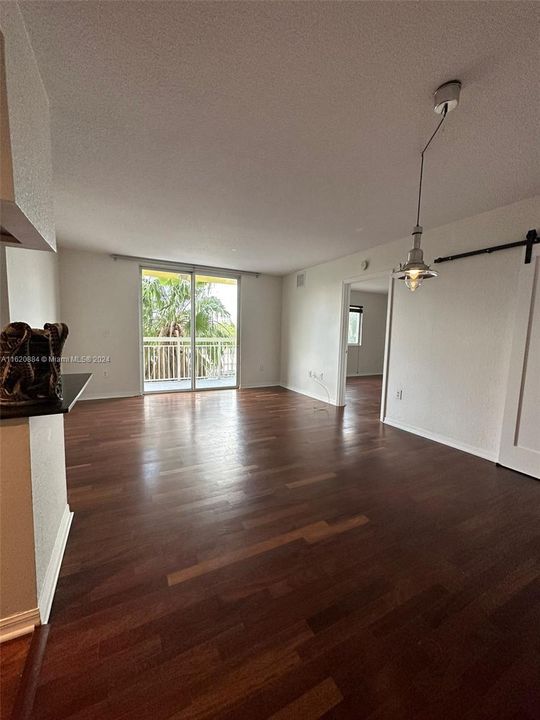 For Sale: $315,000 (1 beds, 2 baths, 882 Square Feet)