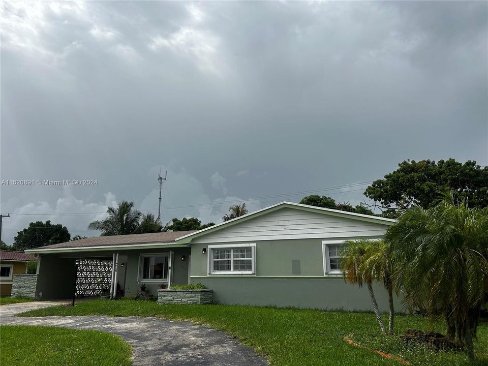 Active With Contract: $499,990 (4 beds, 2 baths, 1938 Square Feet)