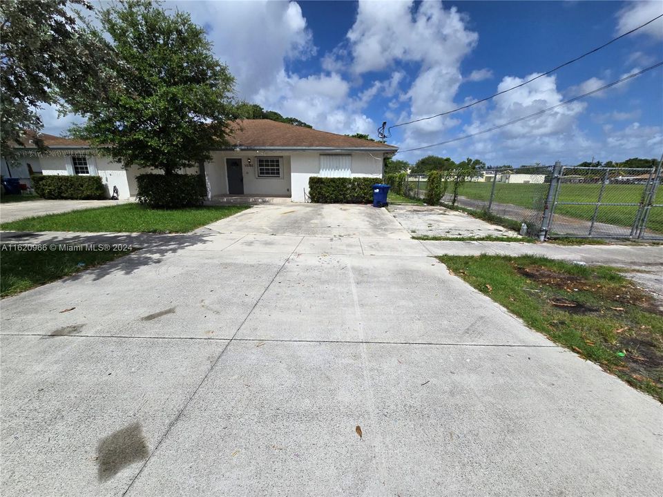 Active With Contract: $3,300 (3 beds, 2 baths, 1400 Square Feet)