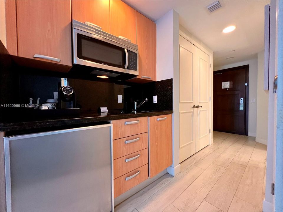 For Sale: $245,000 (1 beds, 1 baths, 533 Square Feet)