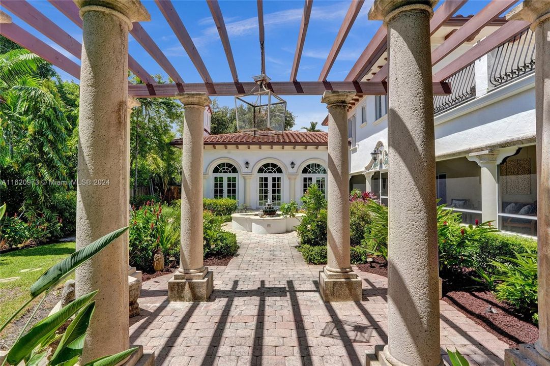 Recently Sold: $3,300,000 (4 beds, 3 baths, 3526 Square Feet)