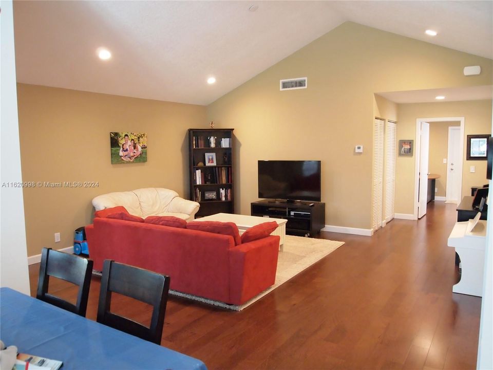 Active With Contract: $4,000 (3 beds, 2 baths, 1547 Square Feet)