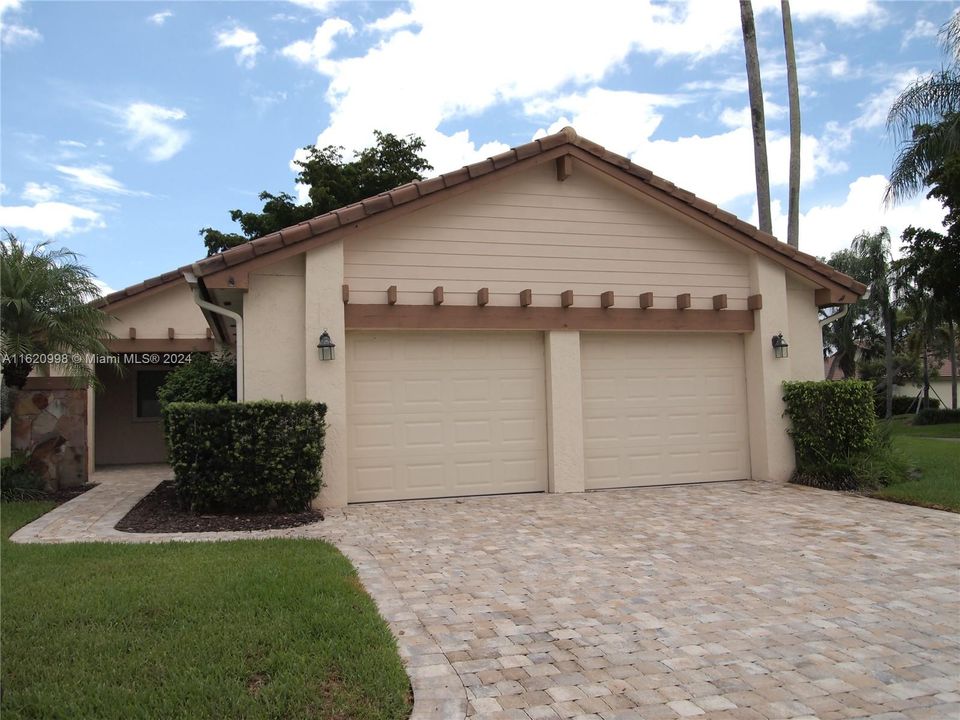 Active With Contract: $4,000 (3 beds, 2 baths, 1547 Square Feet)