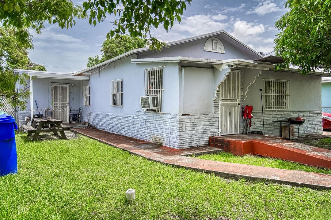 For Sale: $600,000 (3 beds, 2 baths, 1258 Square Feet)