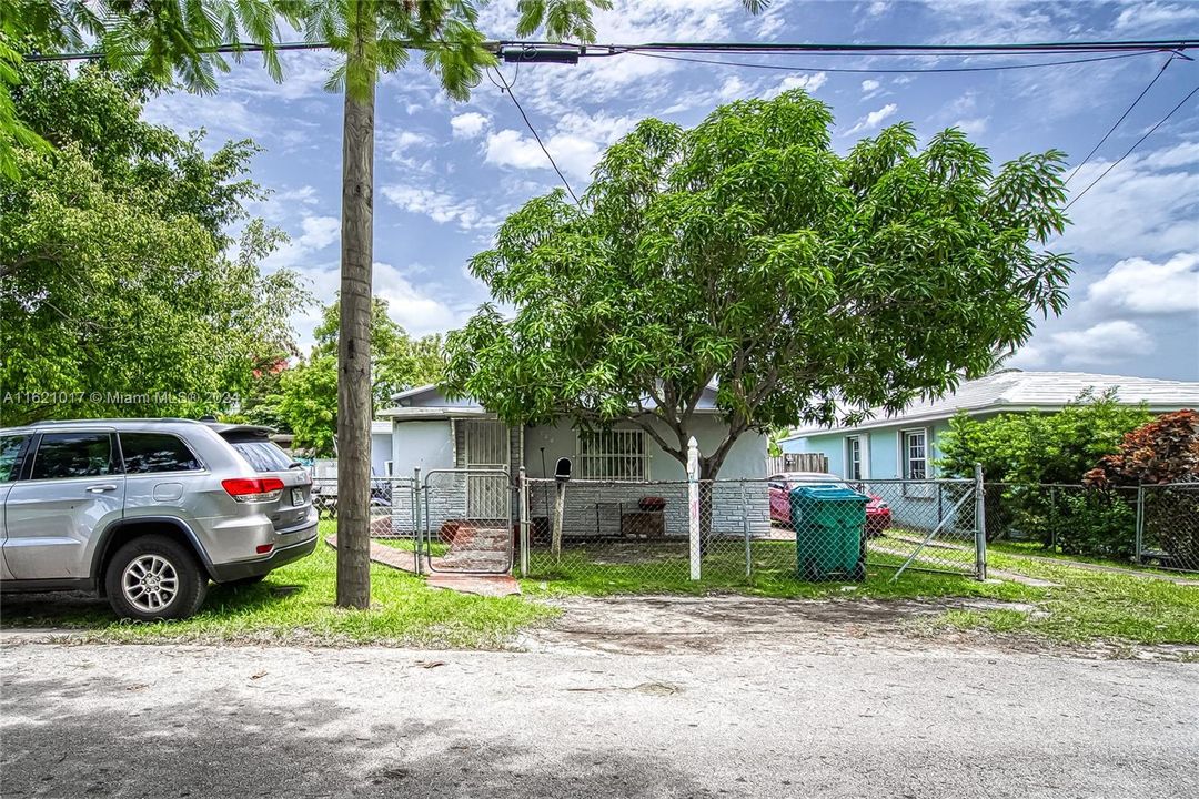 For Sale: $600,000 (3 beds, 2 baths, 1258 Square Feet)