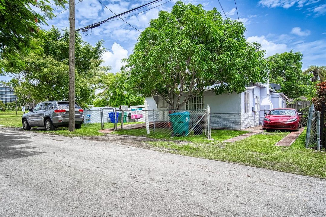 For Sale: $600,000 (3 beds, 2 baths, 1258 Square Feet)