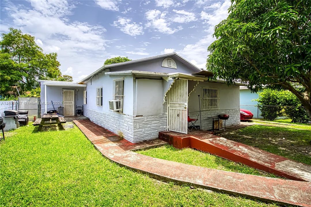 For Sale: $600,000 (3 beds, 2 baths, 1258 Square Feet)