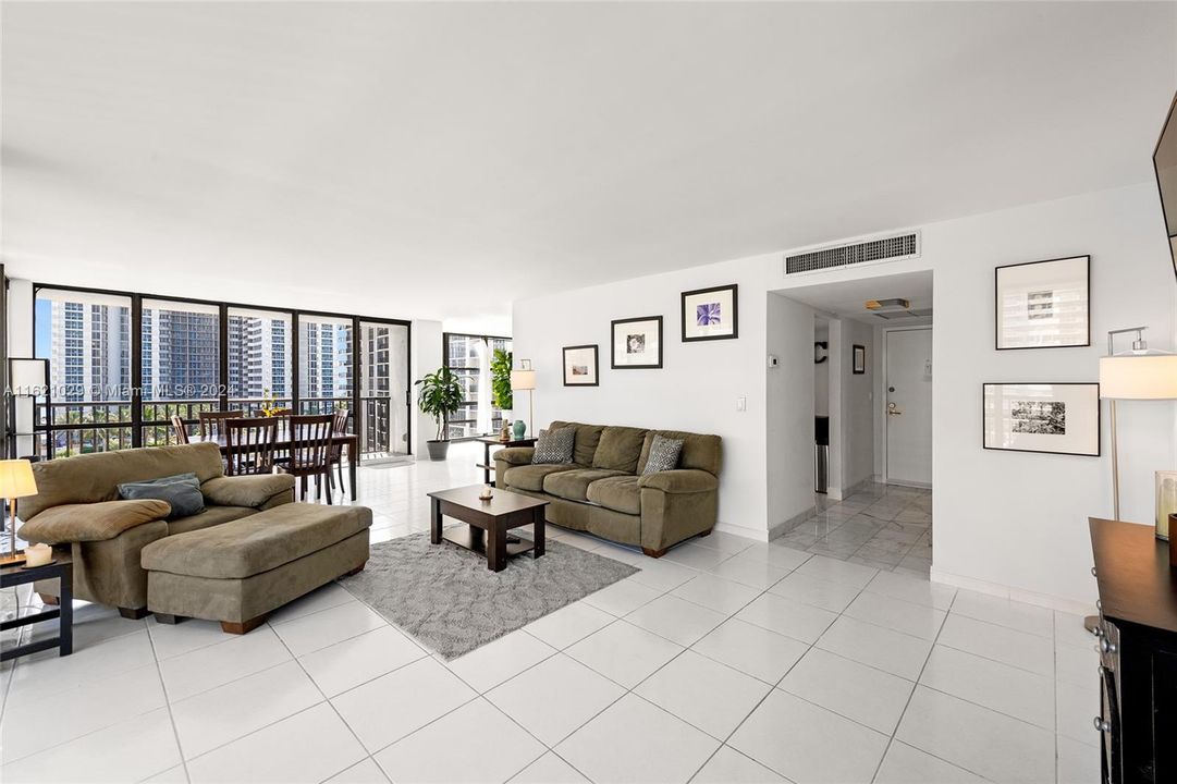 Vendido Recientemente: $425,000 (2 camas, 2 baños, 1360 Pies cuadrados)