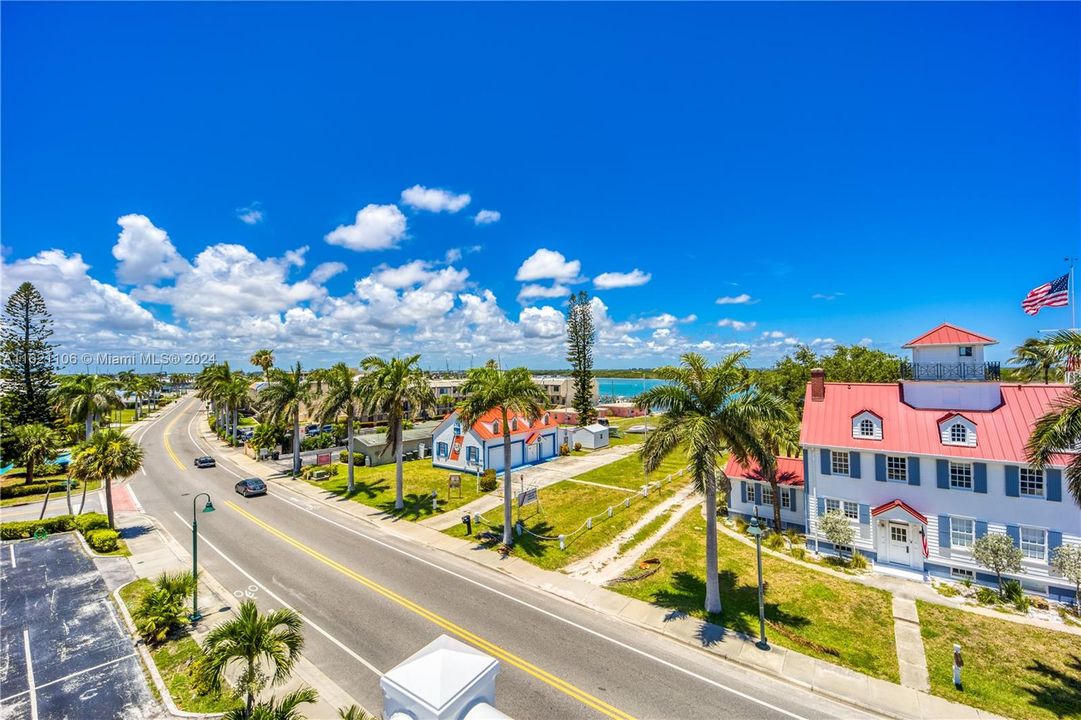 For Sale: $2,999,999 (3 beds, 4 baths, 3022 Square Feet)