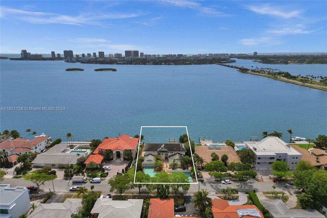 Recently Sold: $7,495,000 (7 beds, 7 baths, 6199 Square Feet)