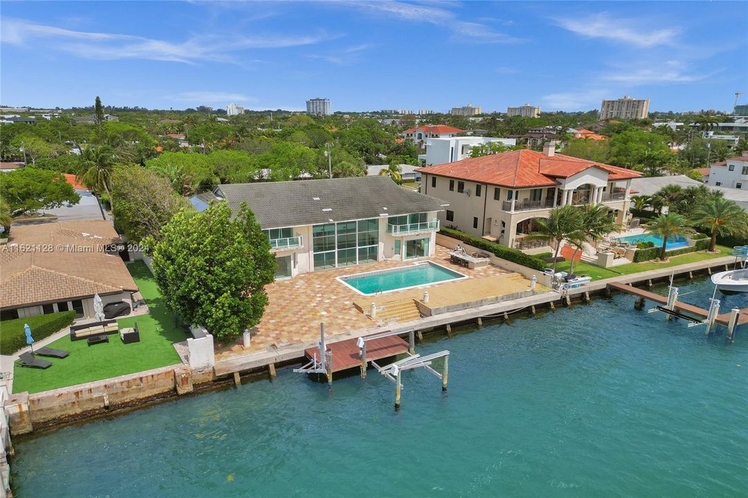 Recently Sold: $7,495,000 (7 beds, 7 baths, 6199 Square Feet)