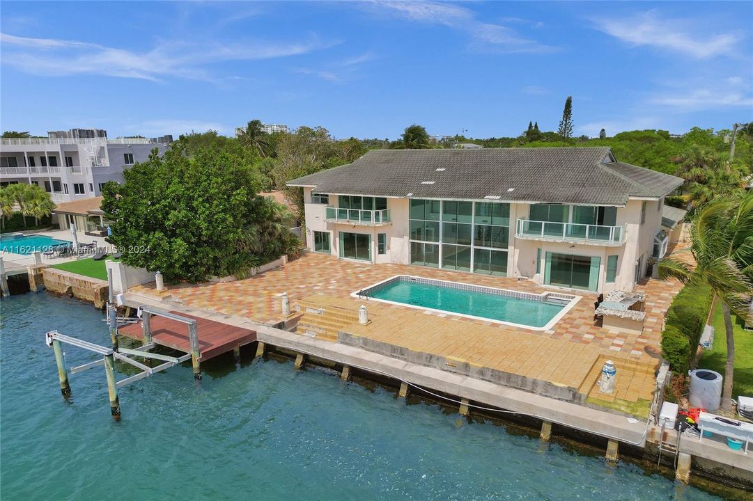Recently Sold: $7,495,000 (7 beds, 7 baths, 6199 Square Feet)