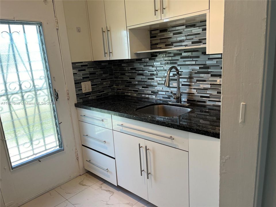 For Sale: $252,000 (1 beds, 1 baths, 570 Square Feet)