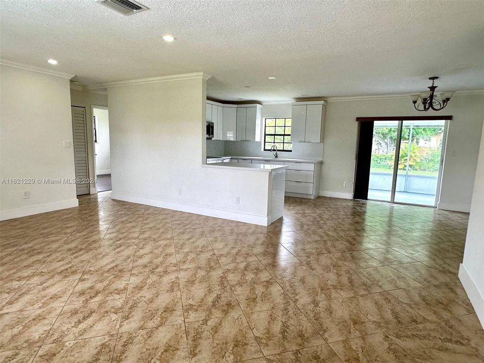 Activo con contrato: $559,000 (4 camas, 2 baños, 1558 Pies cuadrados)